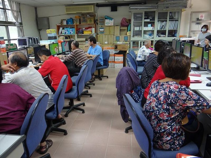 社群分享-FaceBook架設推廣課程開始，學員就位準備聽課。