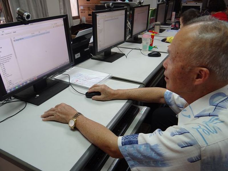 學員練習如何先註冊電子信箱，並註冊臉書帳號。