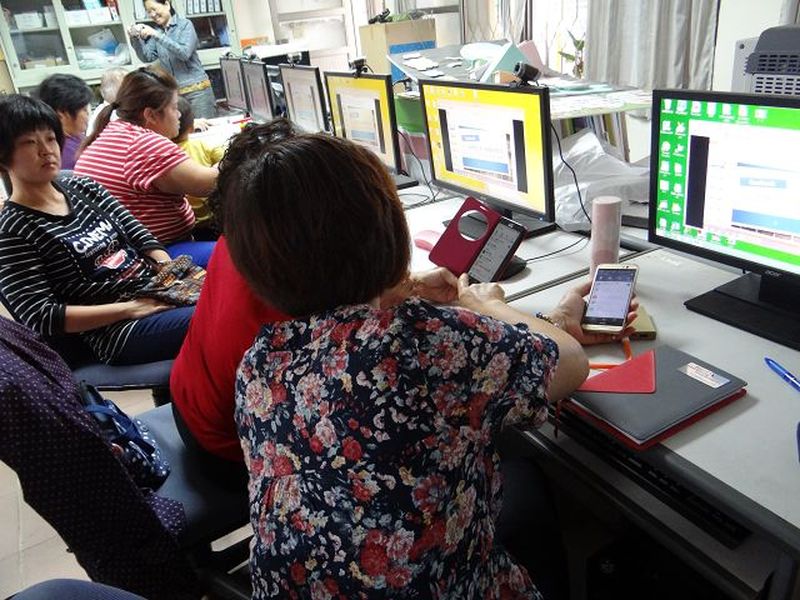 學員們看著講義，並聽講師逐步講解，都成功註冊臉書帳號並啟用。