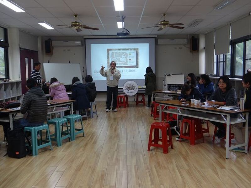 講師授課中，學員們認真做筆記。