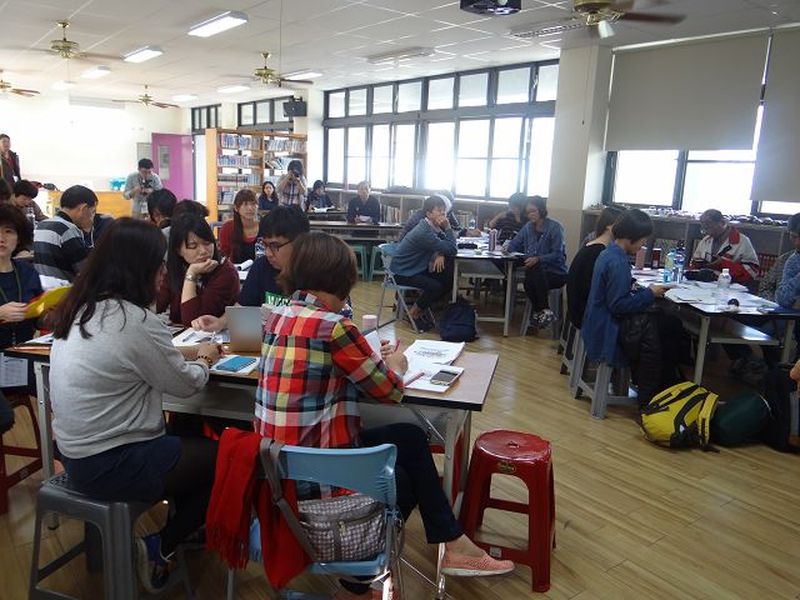 學員看著講義，並聽講師講解構圖技巧等。