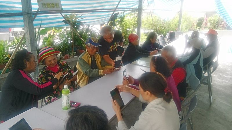 透過手機跟平板的比對練習，大家使用起來也變順利了