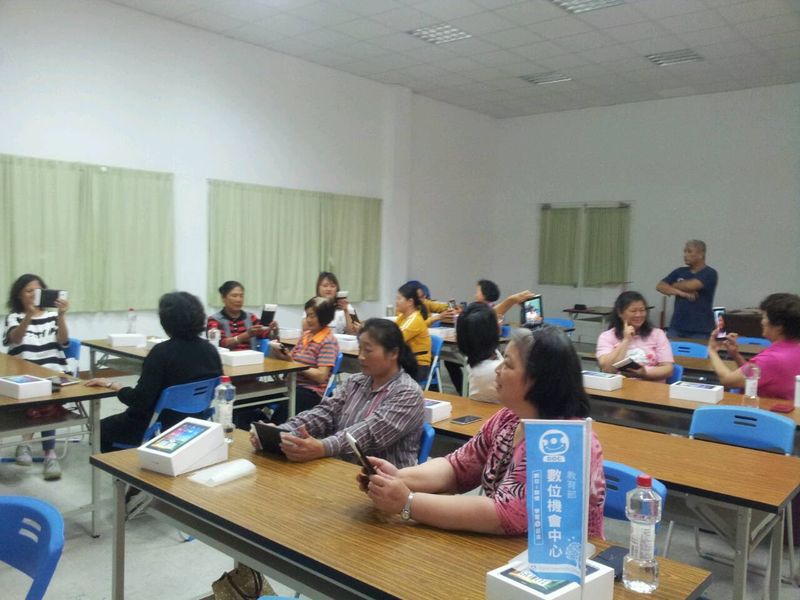 卓溪DOC的平板課使用信望愛基金會捐贈的HTC平板