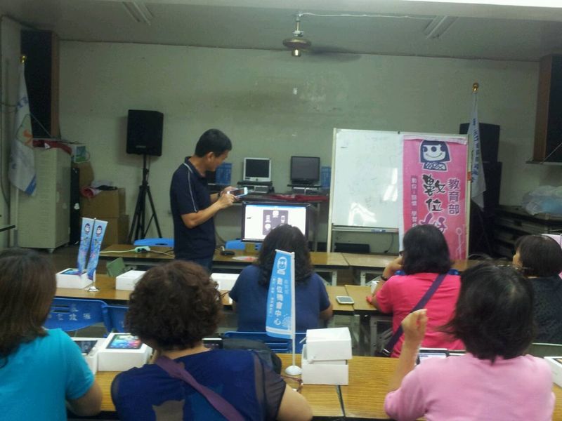 政府許多服務都已數位化，DOC也用平板課時間來介紹