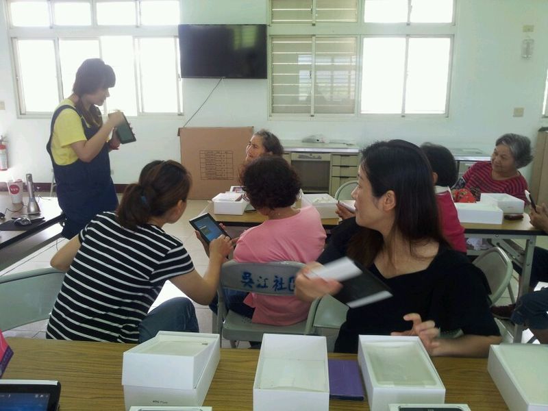 老師與學員分享簡報重點，用平板呈現