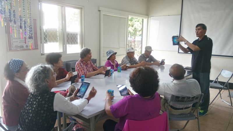 老師講解各種運鏡方式帶來的效果，還有簡易編輯的APP