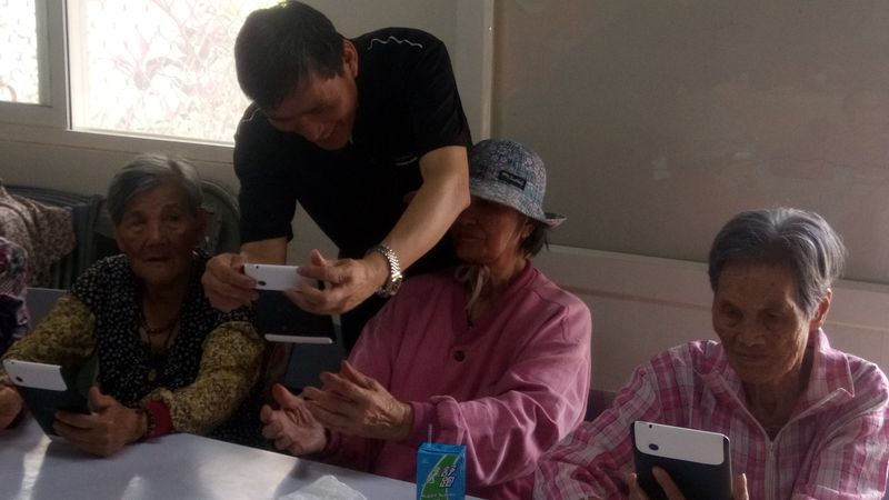 學員實際拍攝對面的學員，互相幫對方剪一分鐘的影片