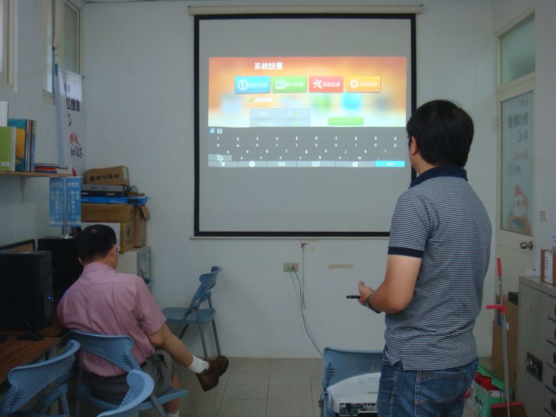講師操作電視棒做基礎使用認識