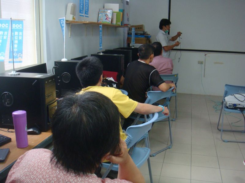 講師與學員上課畫面