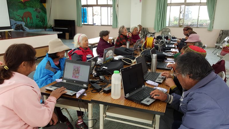 賀卡製作班-樂野部落課程開始，學員悉心聽課