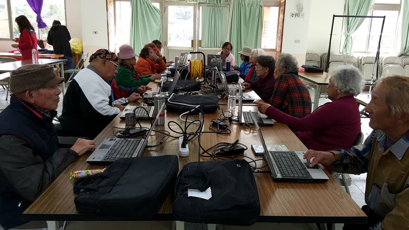 各位長者認真練習非常好色中。