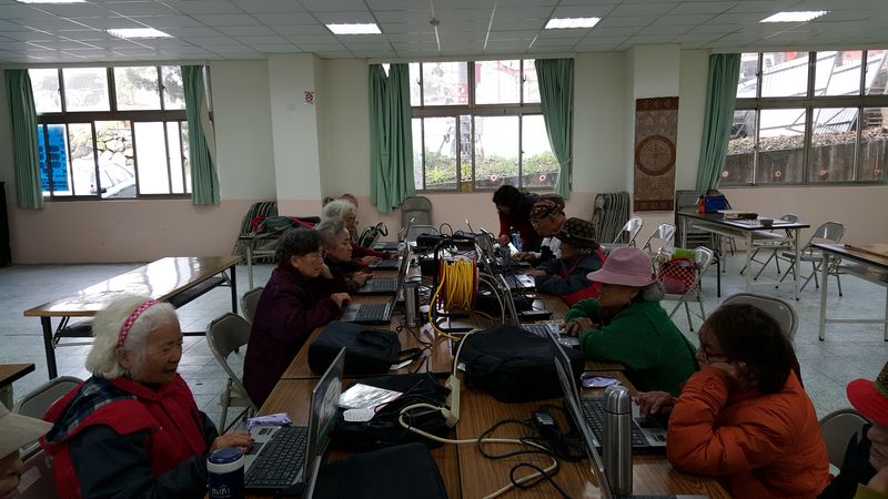 學員們設計自己專屬的卡片，觀看自己成品，覺得滿意。