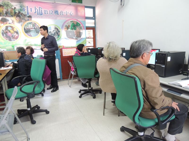 民眾專心學習電腦