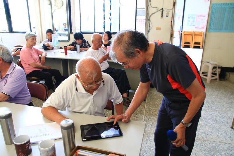 老師認真講解用平板