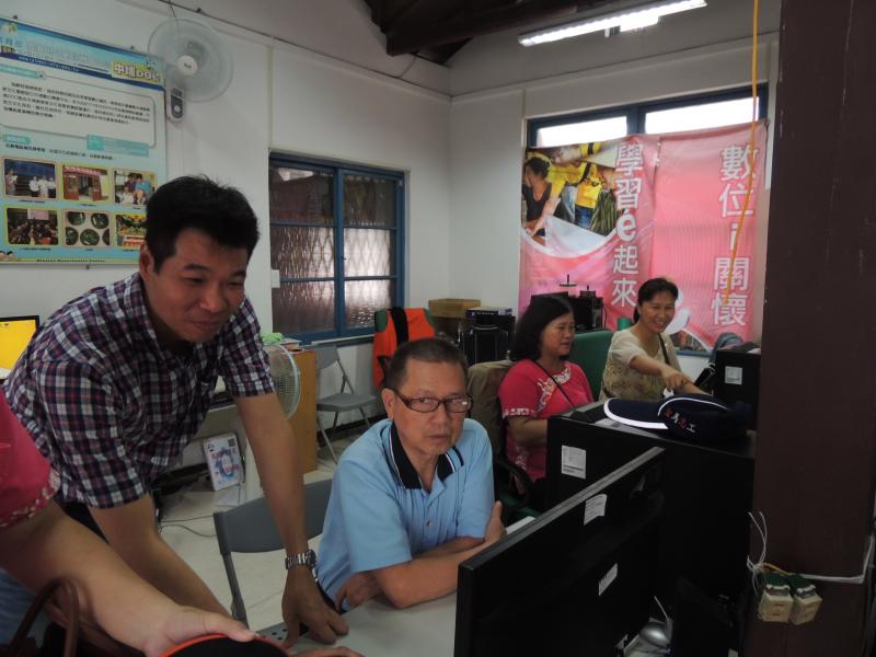 老師指導民眾將照片匯入編輯