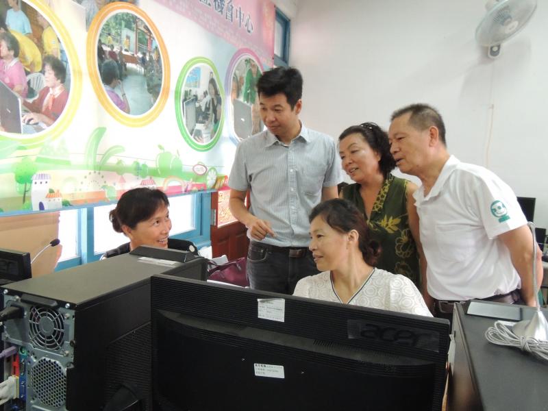 學員互相討論設計情況