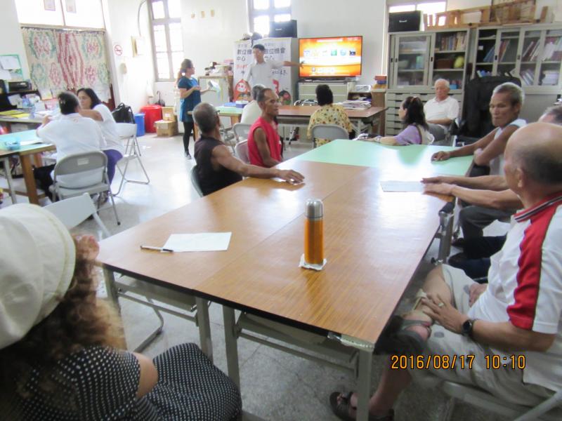 學員觀看老師操作電視棒的功能