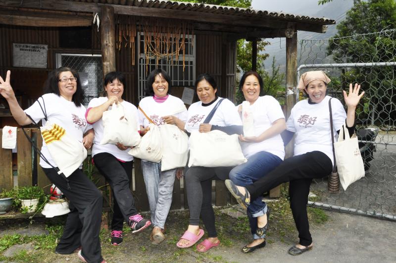 學員開心與絹印作品合照。