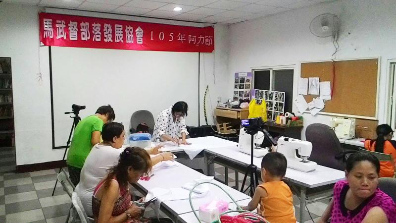 學員專心聆聽老師教導織布文化傳承