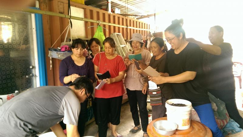 學員利手手機隨時進行影像記錄。