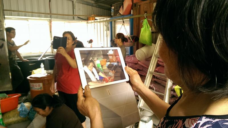 學員練習平板相機功能進行影像拍攝。