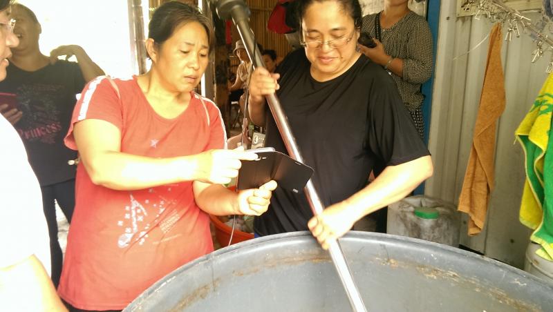 學員正在記錄有機化肥的製作。