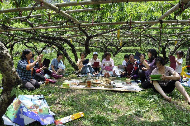 課堂上學習用LINE分享山上的故事，了解社群軟體的方便與趣味。