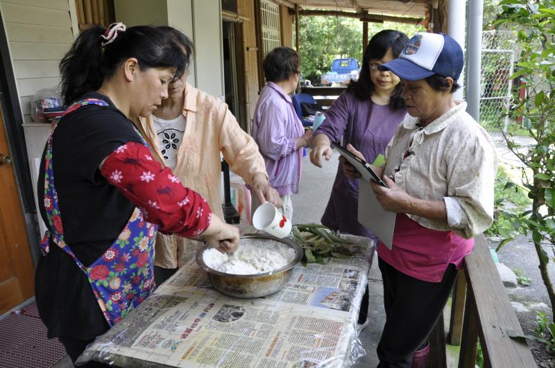 老師指導學員利用手機內建相機功能拍照，記錄生活再透過LINE分享。