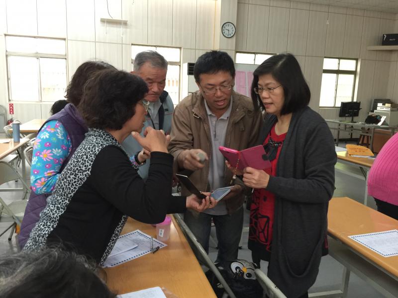 老師請學員利用手機下載Line並申請帳號，互加好友。