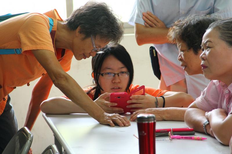 教學員如何使用手機的line群組互加好友和分享照片