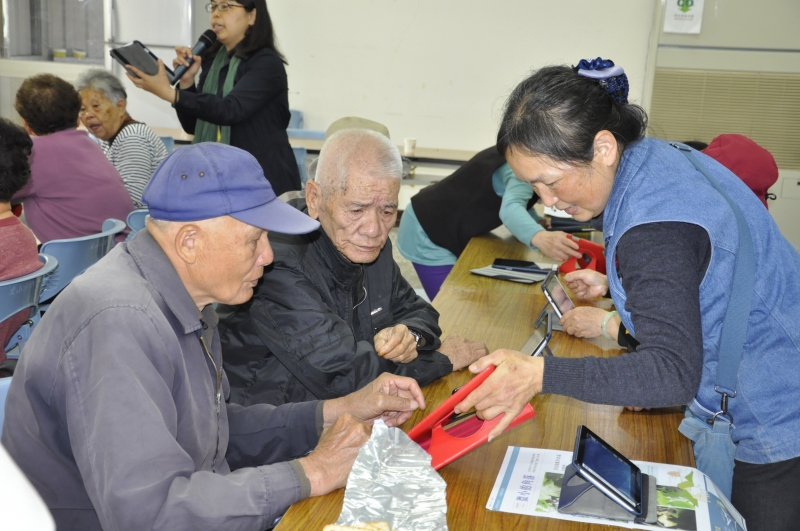 教導長輩使用平板