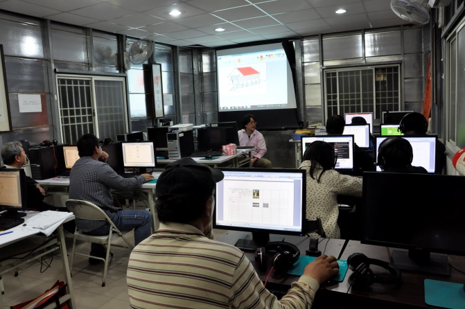 文化地圖的課上學員們專心聽講