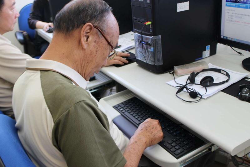 慢慢摸索電腦鍵盤中