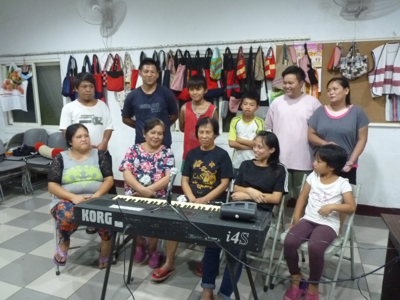 學員們在電子琴前聚集討論