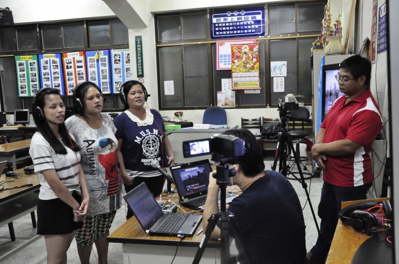 拍攝團隊正拍攝和收音婦女們的演唱