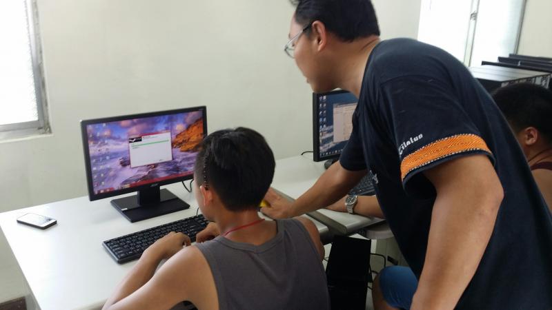 學員進行電腦檢測維修作業