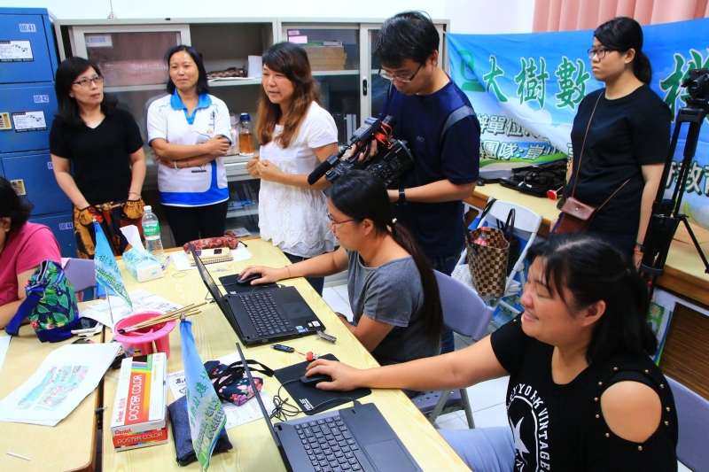 學員們使用筆電數位自行彩繪的手繪地圖