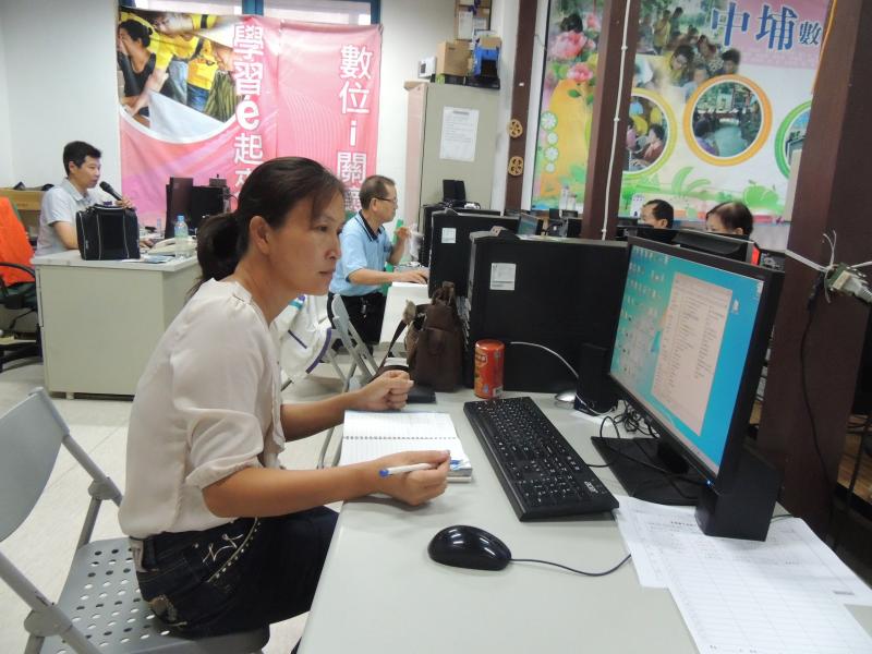 民眾操作youtube網站將圖檔放至網站上編輯