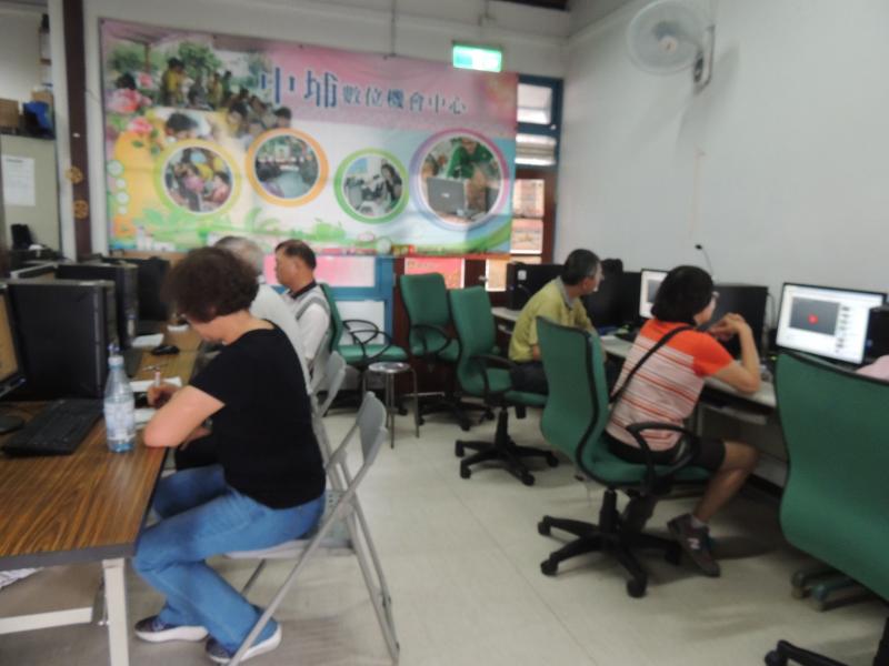 民眾認真的上課