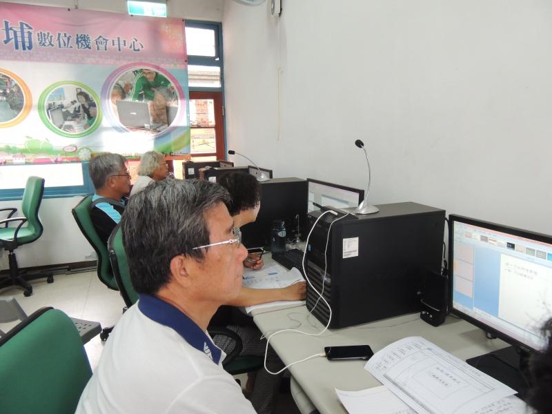 民眾操作office2013 簡報資料編排情況。