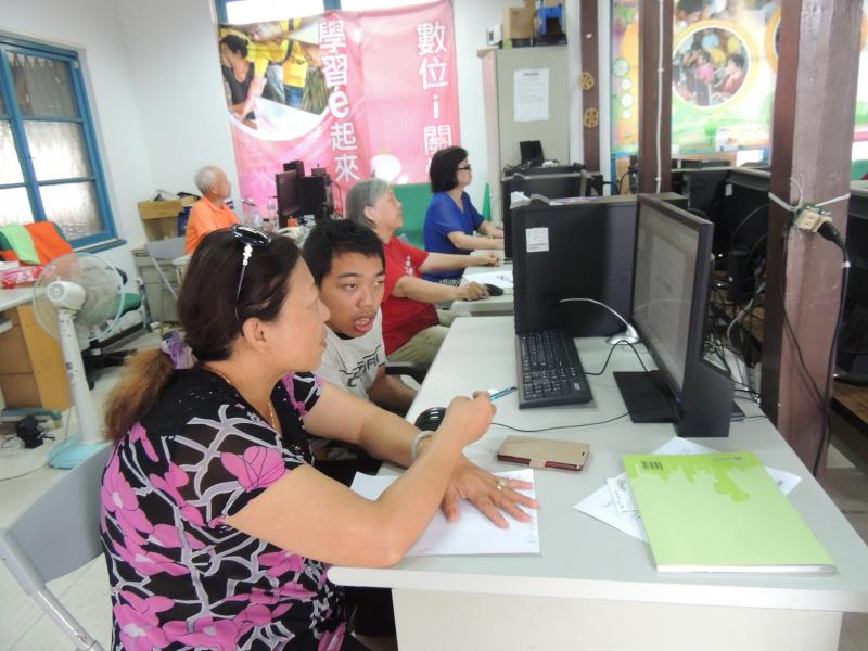 親子互動，媽媽陪伴兒子操作簡報編輯，如何插入圖片及動畫設定