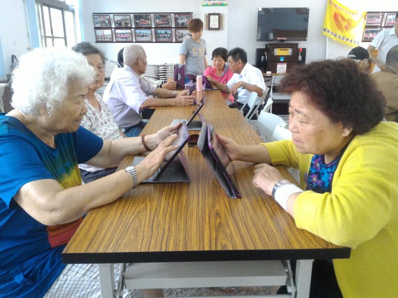 高齡的阿嬤也體驗資訊的世代，感受平板的應用操作。