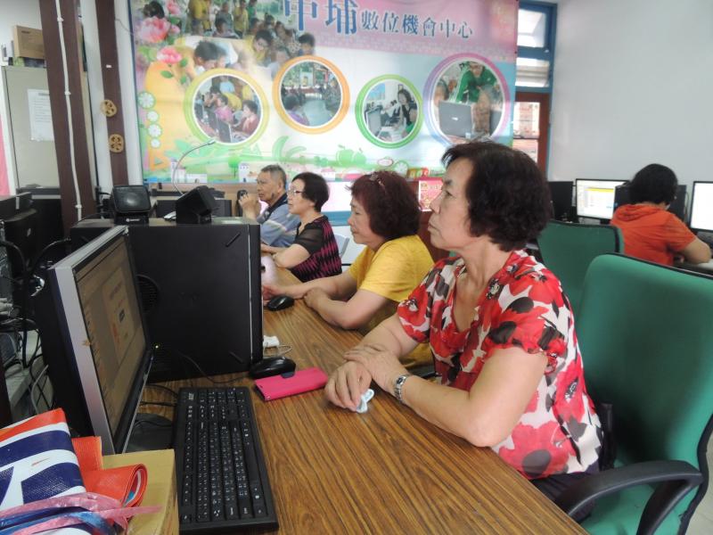 中埔居民學習facebook的應用，如何發佈訊息及相片