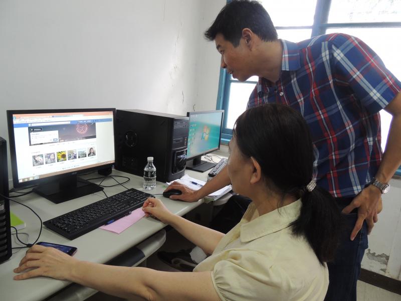 老師指導民眾臉書的應用操作