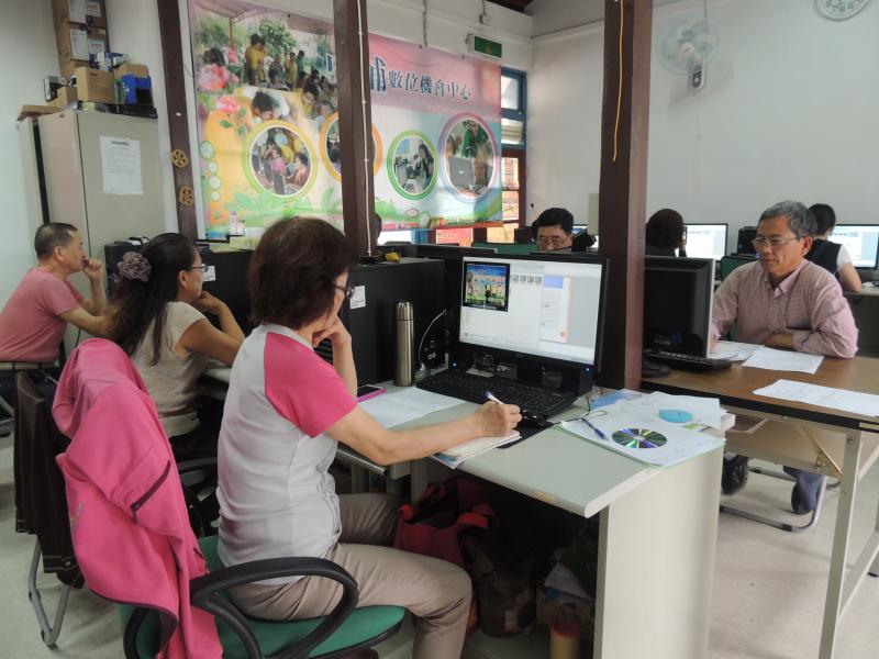 民眾練習撰寫課程宣導腳本，如何將中埔數位機會中心的課程利用錄音軟體編輯輸出