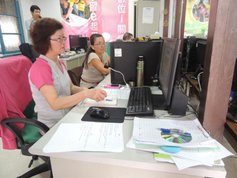 民眾開始分組，互相對話將腳本錄製後剪輯編排