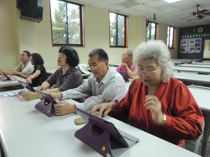 本次前往同仁社區教導民眾平板應用，如何搜尋APP軟體，音樂程式聆聽音樂及地圖的應用