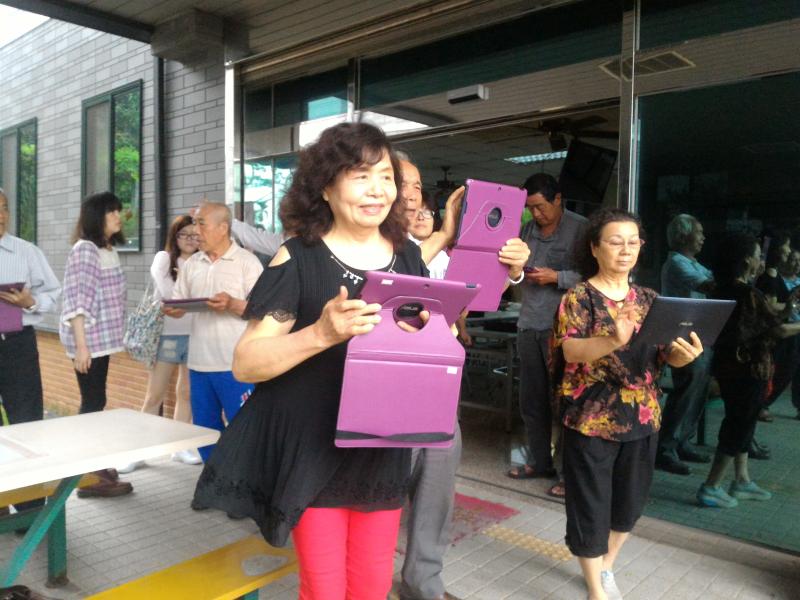 同仁社區民眾練習戶外拍照光線角度的拍攝