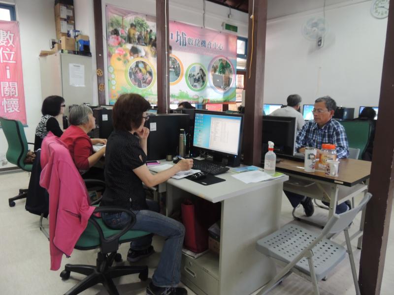 本次講師指導民眾利用GOOGLE信箱的雲端硬碟操作