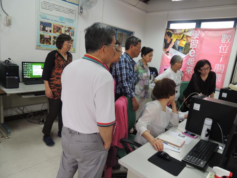 老師操作資料上傳及共享設定。